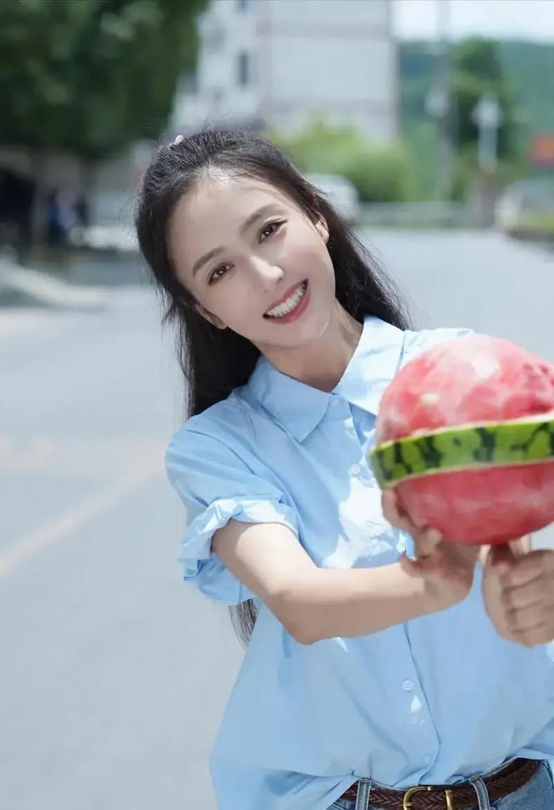 吃瓜群qq群免费曝光：她一夜爆红，5年后讲出娱乐圈6大潜规则，太震撼了！