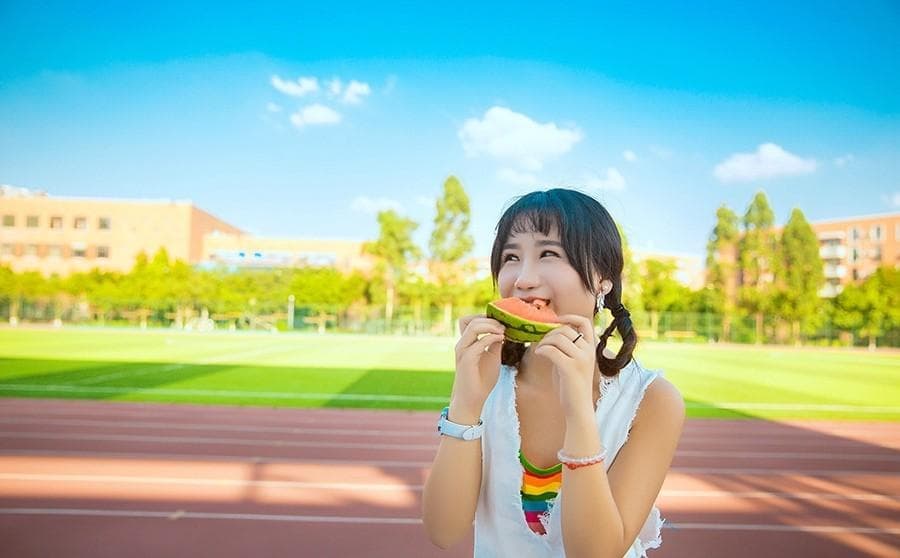 恋情实锤！她在男方床头自拍曝光，甜蜜细节藏不住了？猛料爆料qq群沸腾了！