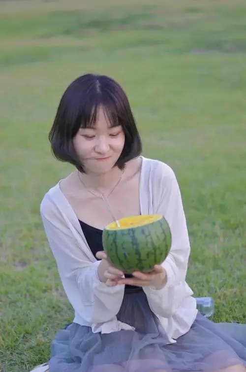 吃瓜群qq群号揭秘！4辆保姆车连夜驶入某豪宅，真相让人意外！