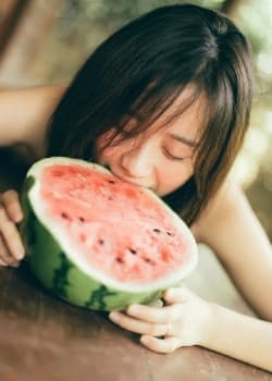 【吃瓜qq群】刚吃完早饭就被喂大瓜：他俩竟然真的谈过？真的假的哦！